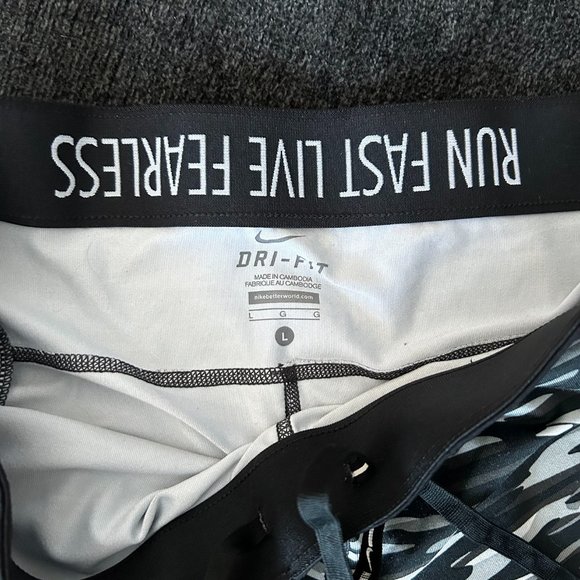 Nike Dri-Fit Capri Workout pants Large Camo - Picture 2 of 4